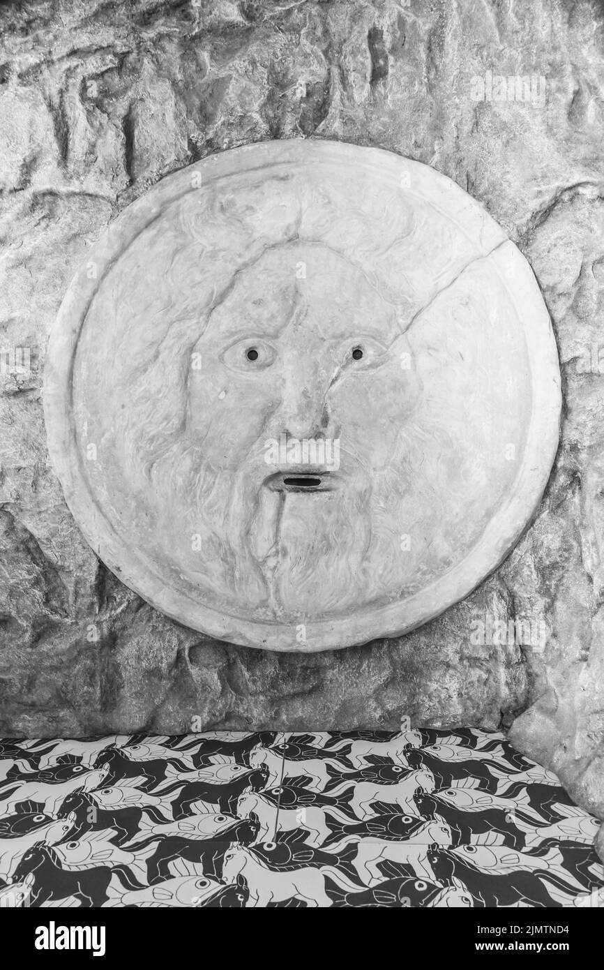 Giro turistico della bocca della verità a Roma, Italia. Scultura storica in marmo, antico volto pieno di mistero e leggenda. Foto Stock