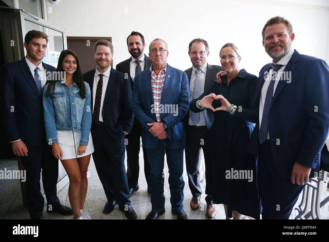 Austin, Texas, Stati Uniti. 5th ago 2022. J.T. LEWIS, da sinistra, Sophia Vetare, MARK BANKSTON, BILL OGDEN, NEIL HESLIN, KYLE FARRAR, SCARLETT LEWIS e Wesley Ball si riuniscono per una foto dopo che i giurati restituiscono un verdetto di danni punitivi di $45,2 milioni contro Alex Jones venerdì 5 agosto 2022, presso il tribunale della contea di Travis ad Austin. Scarlett tenne le mani del cuore come simbolo del movimento Choose Love. (Credit Image: © Briana Sanchez via ZUMA Press Wire) Foto Stock