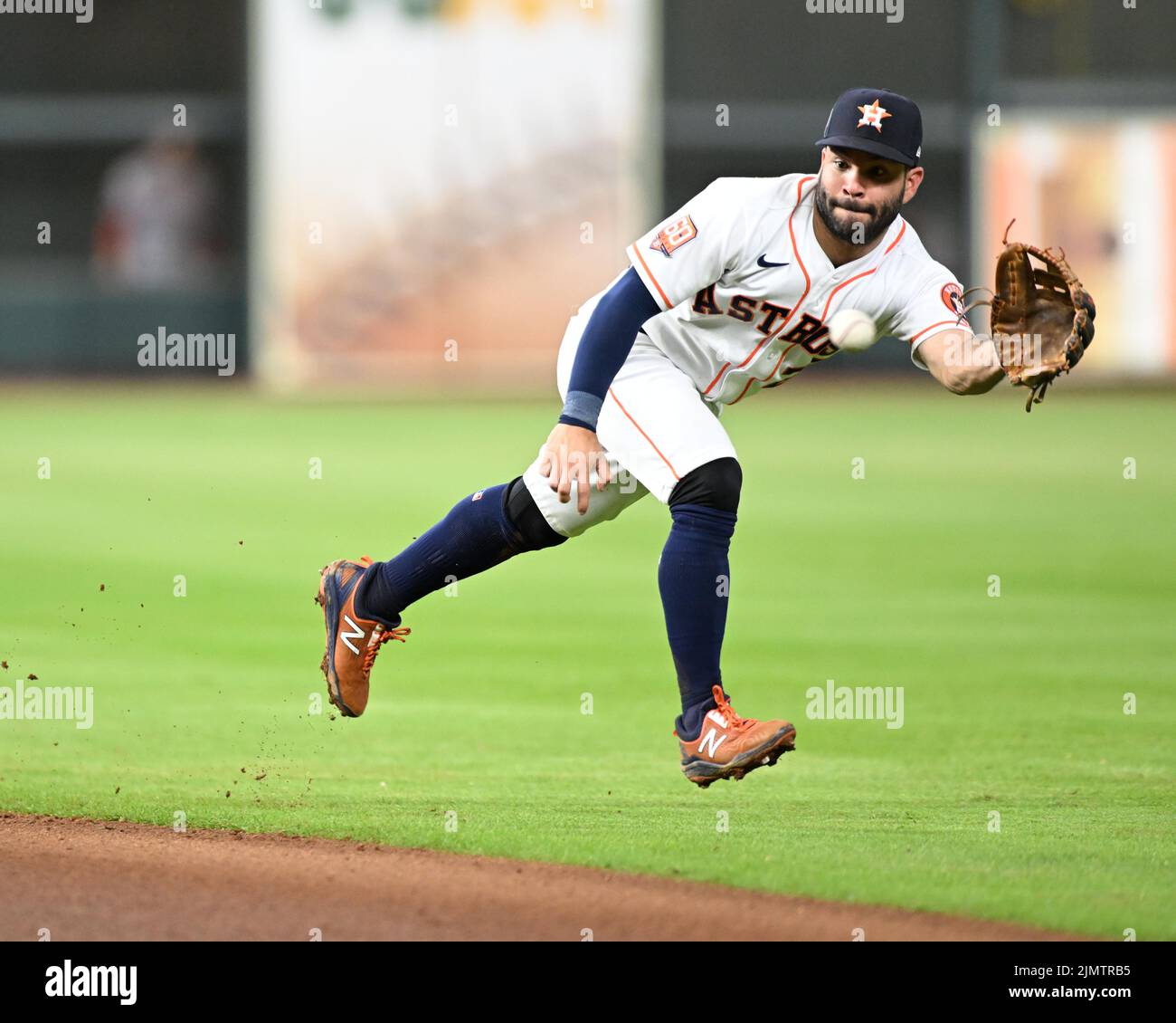 Houston Astros secondo baseman Jose Altuve (27) fa un gioco di balzata per ottenere un fuori nel con inning della partita di MLB tra i Boston Red Sox e Th Foto Stock