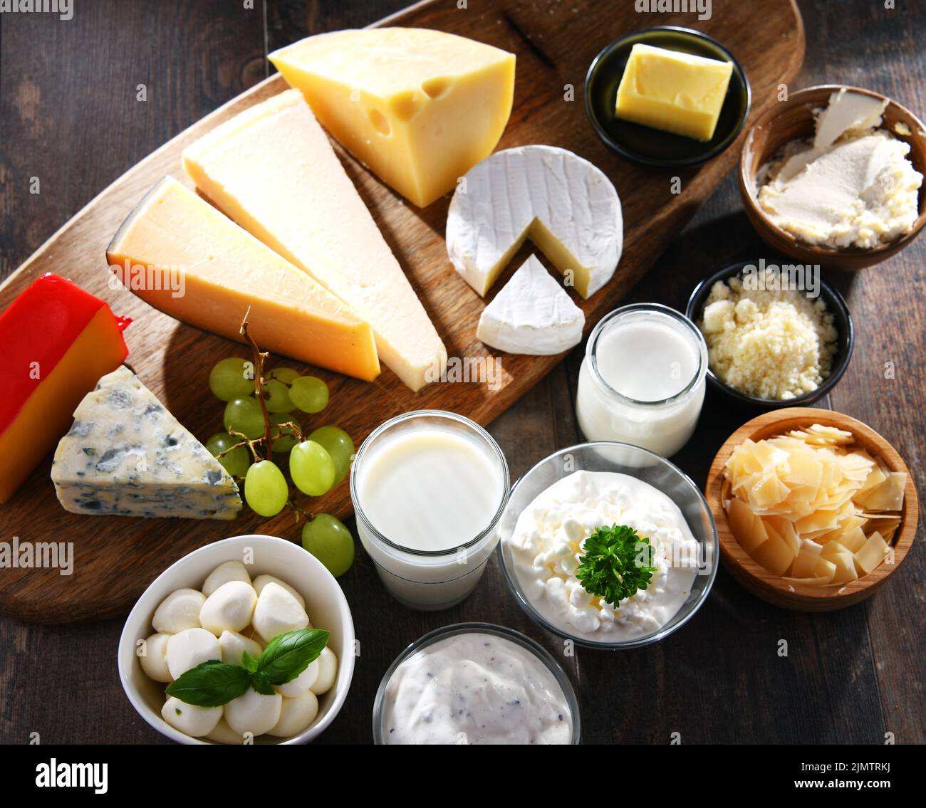 Una varietà di latticini tra cui formaggio, latte e yogurt. Foto Stock