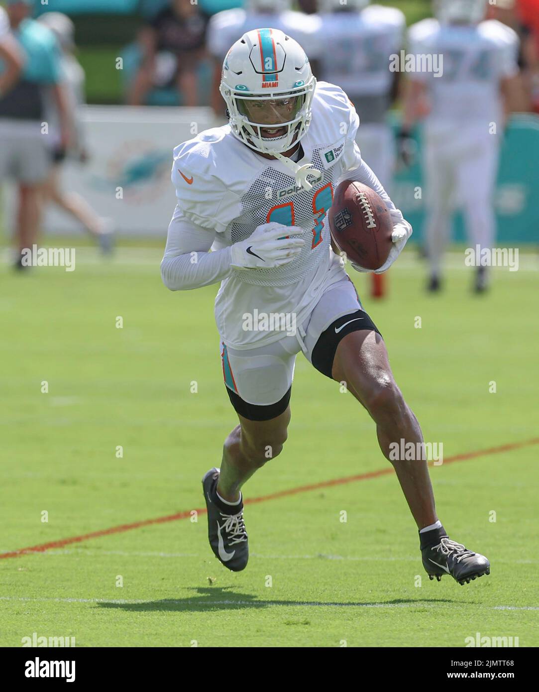 Miami. FL USA; ricevitore largo Cedrick Wilson Jr. (11) corre con la palla durante il Miami Dolphins Training Camp, Sabato, 6 agosto 2022, a Baptist Heal Foto Stock