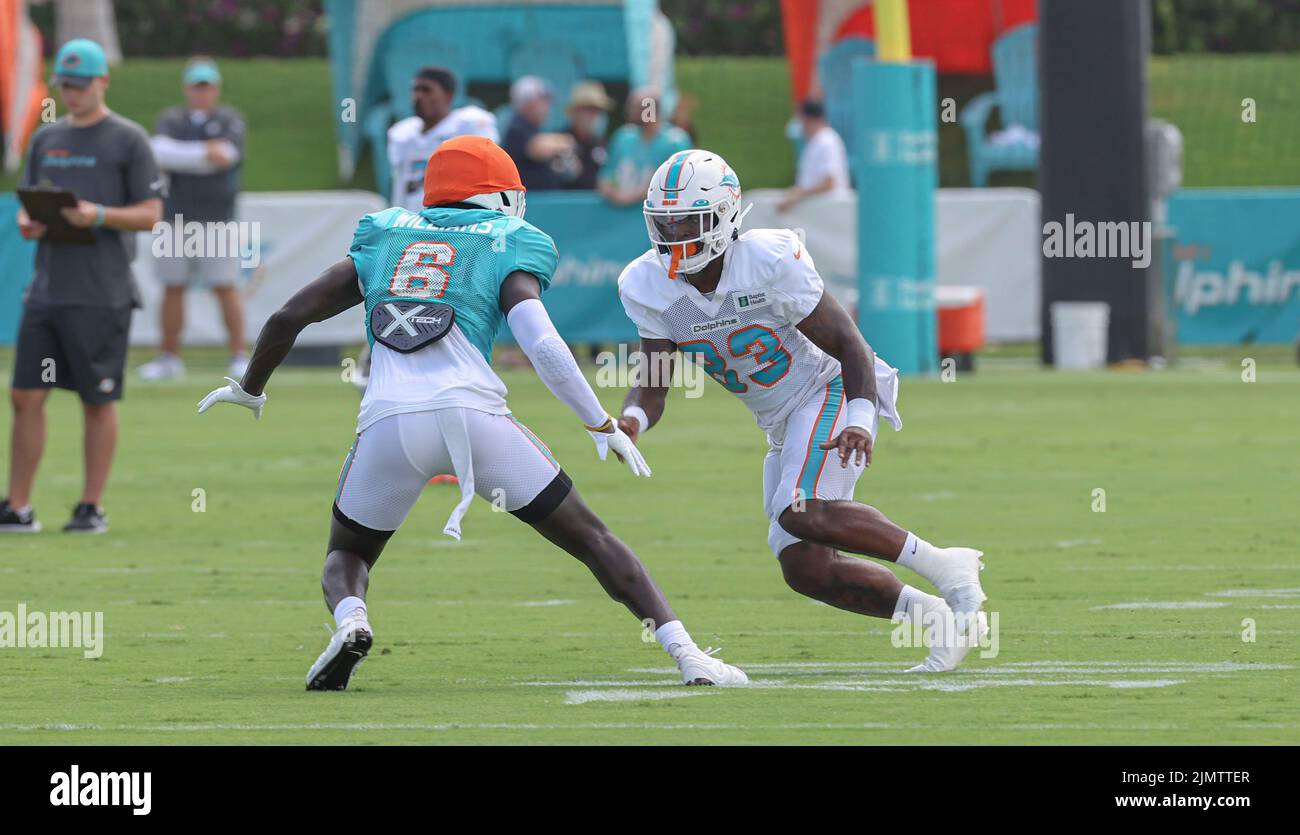 Miami. FL USA; Cornerback Melvin Ingram (6)) si allinea contro il ricevitore largo DeVonte Dedmon (83) in esercizi difensivi durante l'addestramento dei delfini di Miami CA Foto Stock