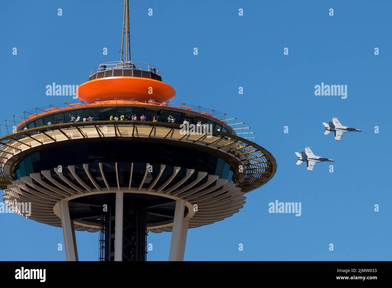 Seattle, Stati Uniti. 7th ago 2022. EA-18G Growler passa lo Space Needle durante lo spettacolo aereo Seafair. Il festival è stato messo da parte da Covid 19 i due anni precedenti. Credit: james anderson/Alamy Live News Foto Stock