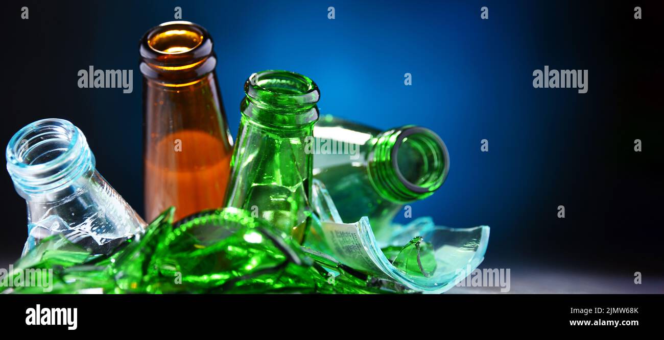Bottiglie di vetro rotte e pezzi di vetro. Riciclaggio. Foto Stock
