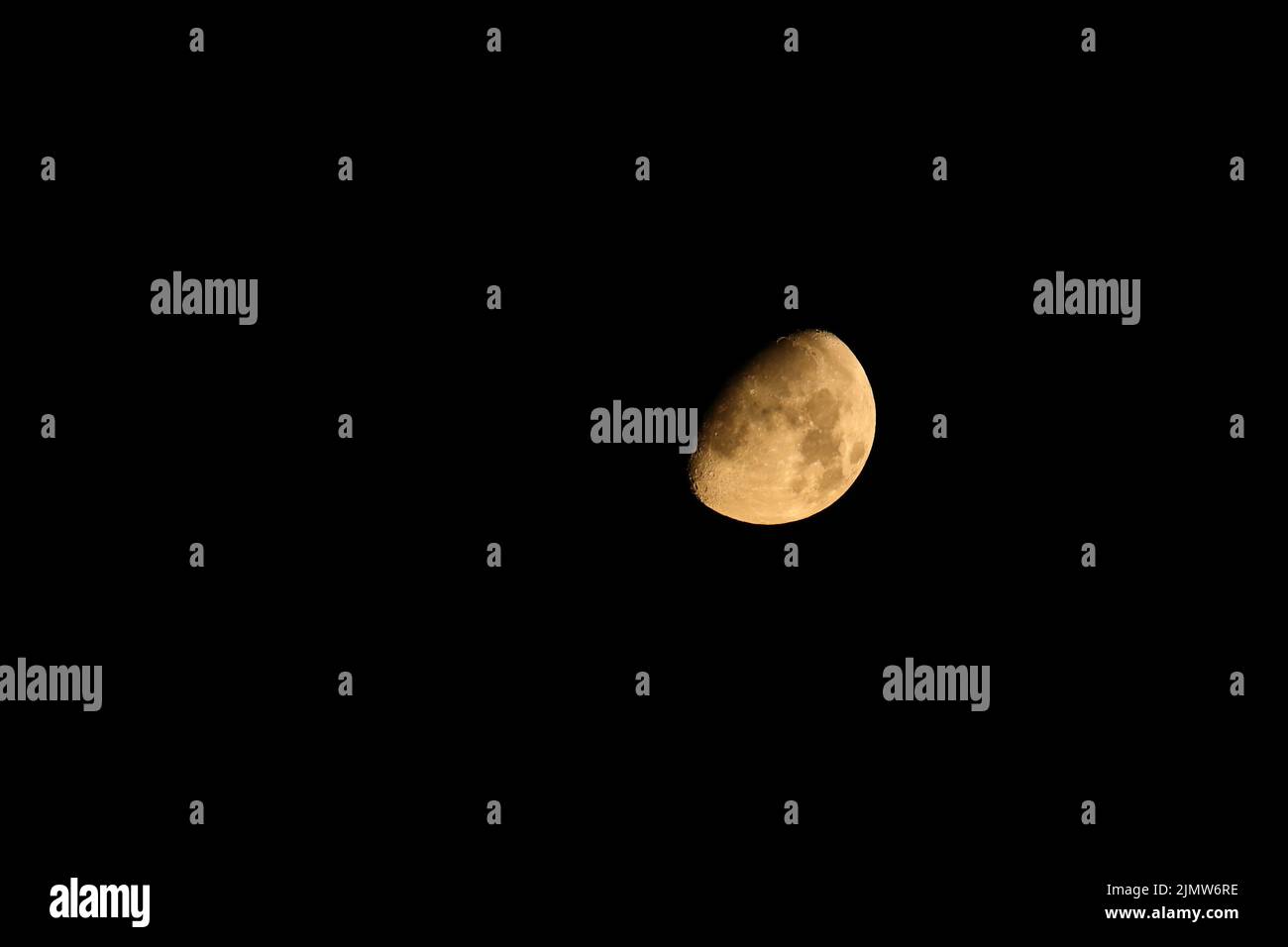 nuova luna o luna crescente da vicino in un cielo notturno blu scuro Foto Stock