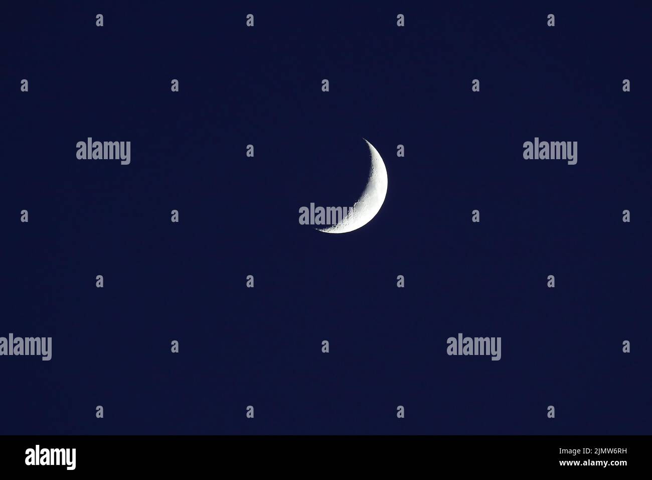 nuova luna o luna crescente da vicino in un cielo notturno blu scuro Foto Stock