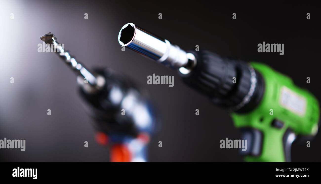 Una pistola a vite e un trapano cordless con impugnatura a pistola. Foto Stock