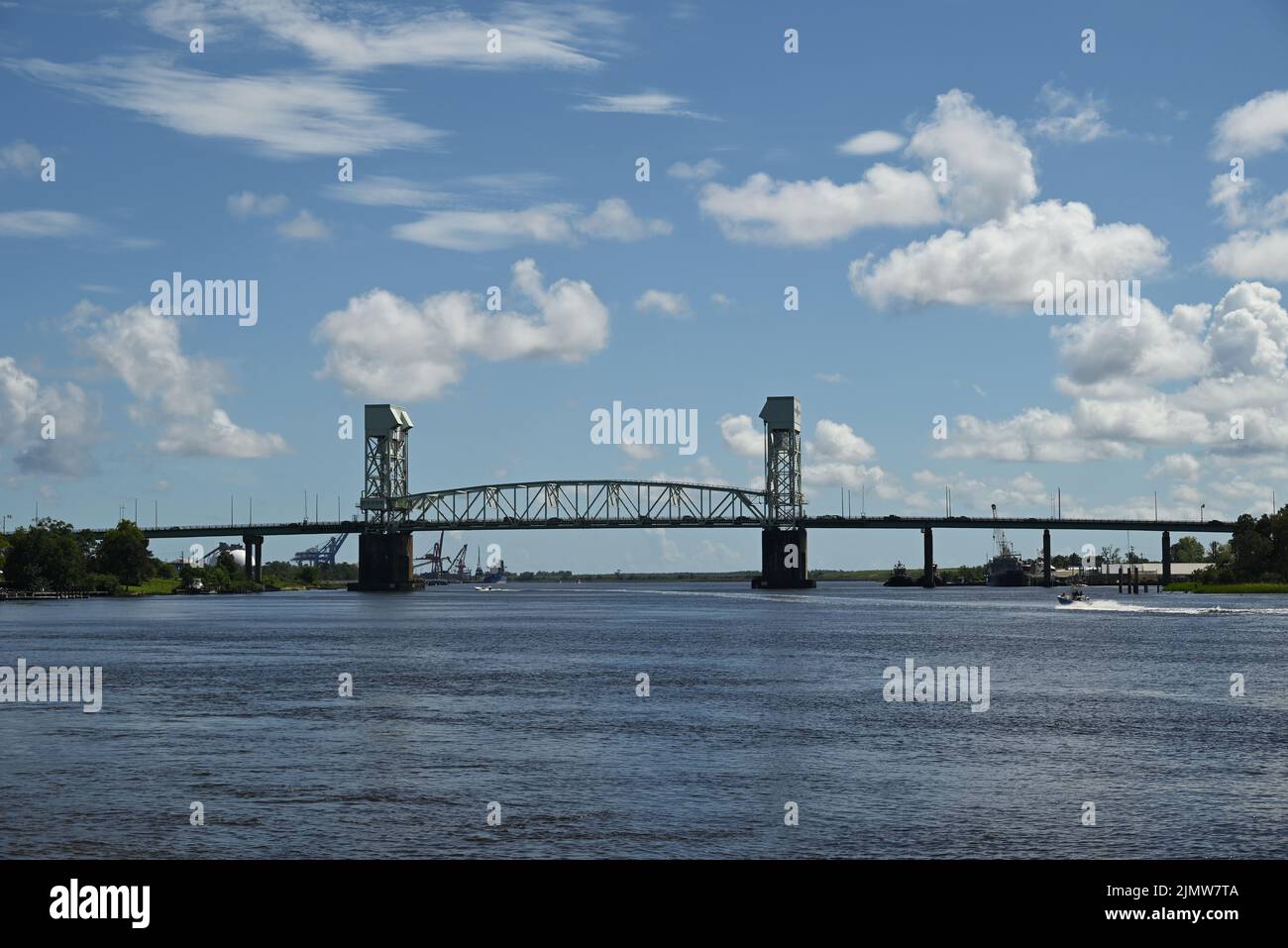 L'iconico Cape Fear River Memorial Bridge a Wilmington, North Carolina. Foto Stock