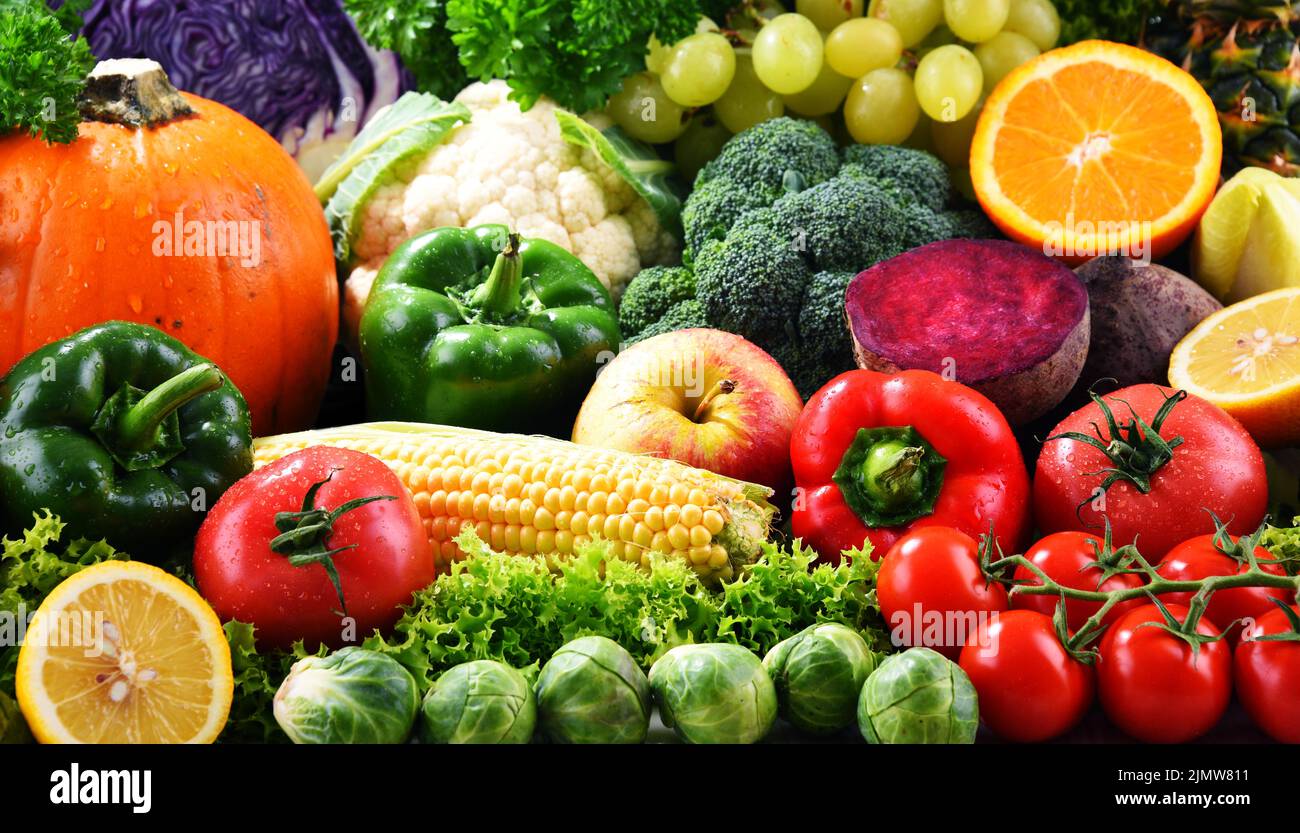 Composizione con varietà di frutta e verdura fresche Foto Stock
