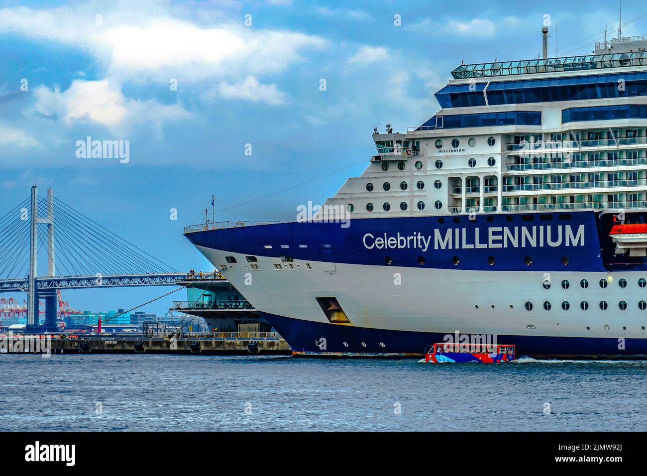Linea di lusso e vaporetto (Celebrity Millennium) e Bay Bridge Foto Stock