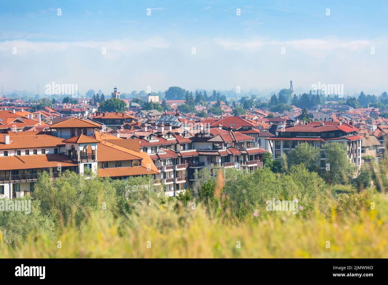 Panorama estivo in bulgaro tutte le stagioni resort Bansko, Bulgaria Foto Stock