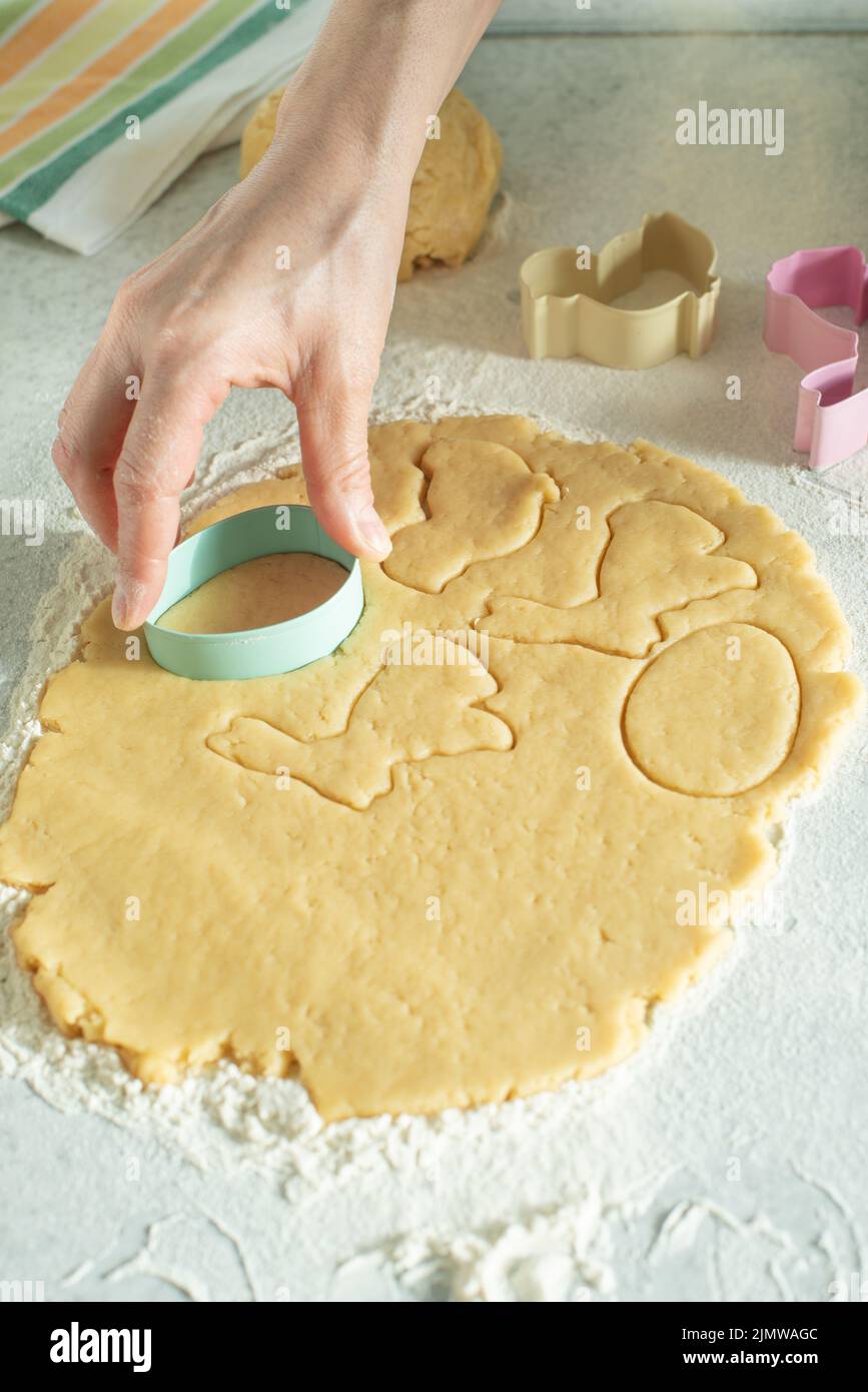 Pasta tagliata modello femmina con taglierina da forno sul tavolo da cucina Foto Stock