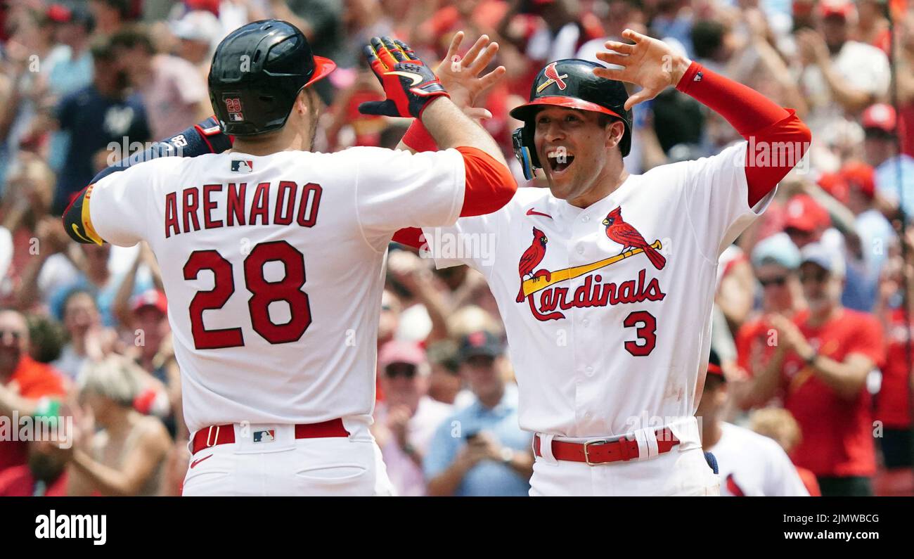 St. Louis, Stati Uniti. 07th ago 2022. St. Louis Cardinals Dylan Carlson (3) saluta Nolan Arenado a casa piatto dopo che Arenado ha colpito una tre corsa a casa nel secondo inning contro i New York Yankees al Busch Stadium di St. Louis Domenica 7 agosto 2022. St. Louis sconfisse New York, 12-9. Foto di Bill Greenblatt/UPI Credit: UPI/Alamy Live News Foto Stock