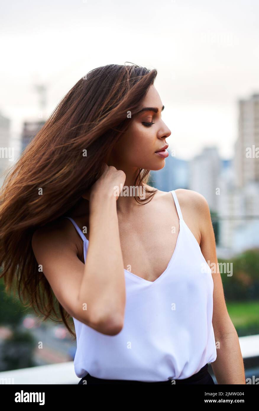Sentitosi come una regina oggi. Una giovane donna attraente in piedi su un balcone all'aperto durante il giorno. Foto Stock