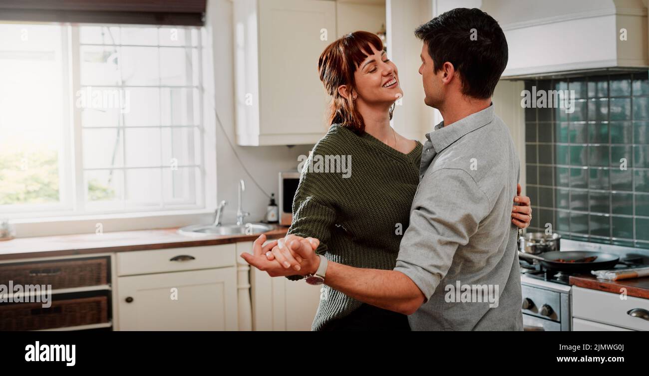 Questo vi ricorda la nostra prima data. Una coppia felice che balla lentamente a casa. Foto Stock