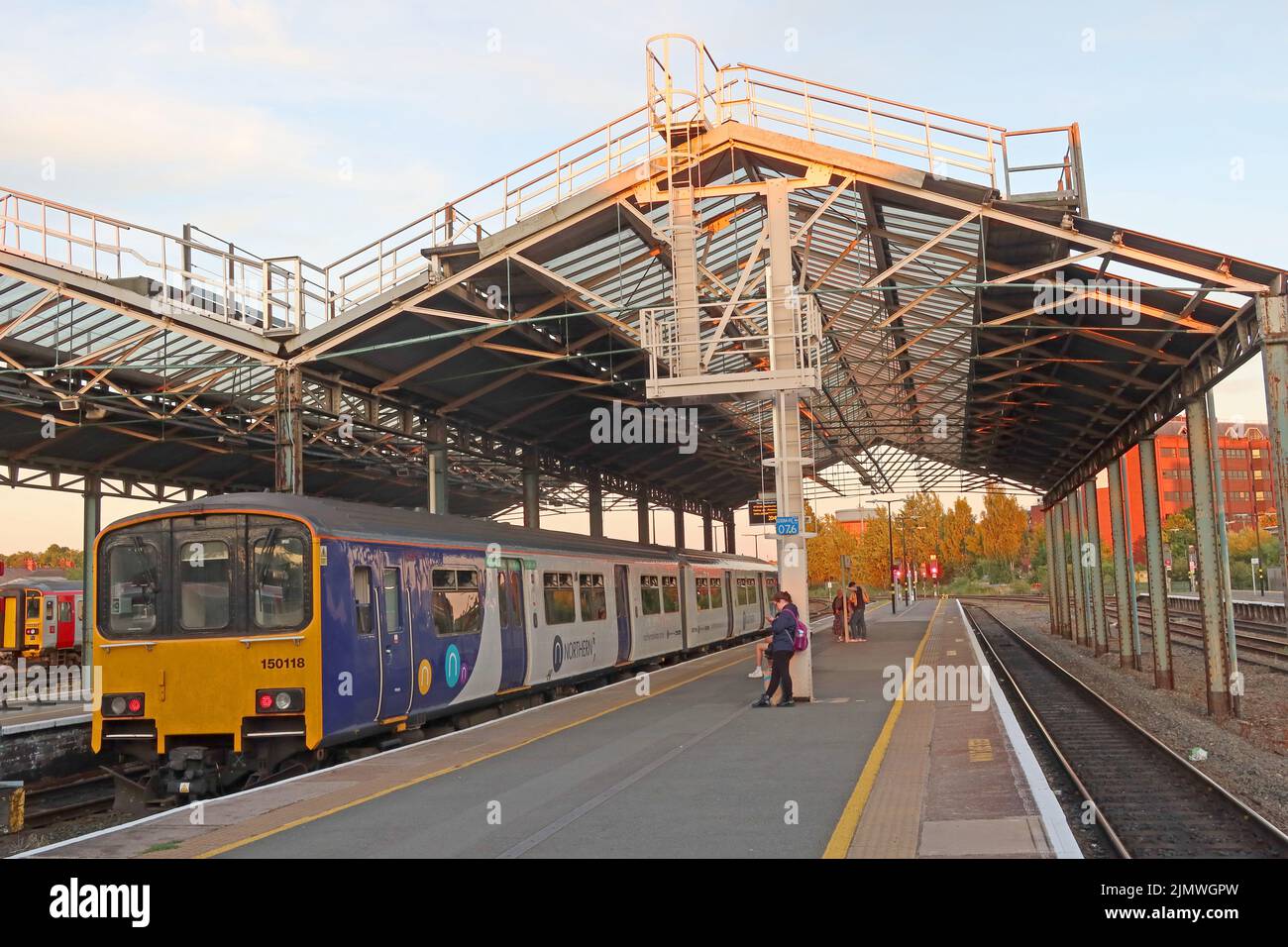 Treno diesel del Nord, DMU 150118, alla stazione ferroviaria di Chester, servizio diretto a Manchester. City Road, Chester, Cheshire, Inghilterra, Regno Unito, CH1 3NS Foto Stock
