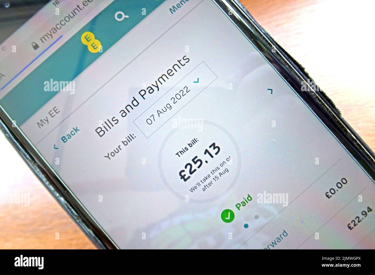 EE Orange telefono cellulare fattura, poveri persone che lottano per permettersi il telefono, internet e costi a banda larga, necessario per accedere al credito universale e web Foto Stock