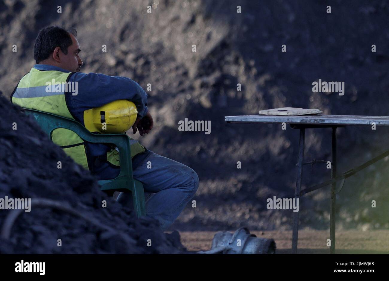 Un lavoratore prende una pausa mentre partecipa all'operazione di salvataggio per i minatori intrappolati in una miniera di carbone che crollò a Sabinas, nello stato di Coahuila, Messico, 7 agosto 2022. REUTERS/Luis Cortes Foto Stock