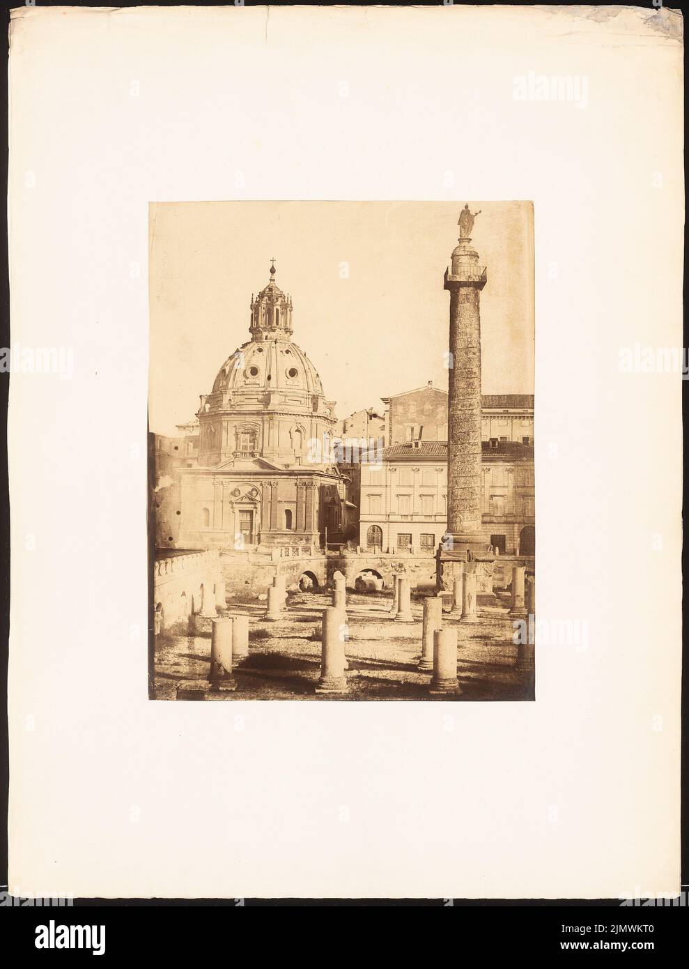 Fotografo sconosciuto, foto di viaggio da Italia, Francia e Germania (senza dat.): Vista. Foto su cartone, 73,4 x 55,9 cm (compresi i bordi di scansione) N. : Fotos von Reisen aus Italien, Frankreich und Deutschland: Trajanssäule, Rom Foto Stock