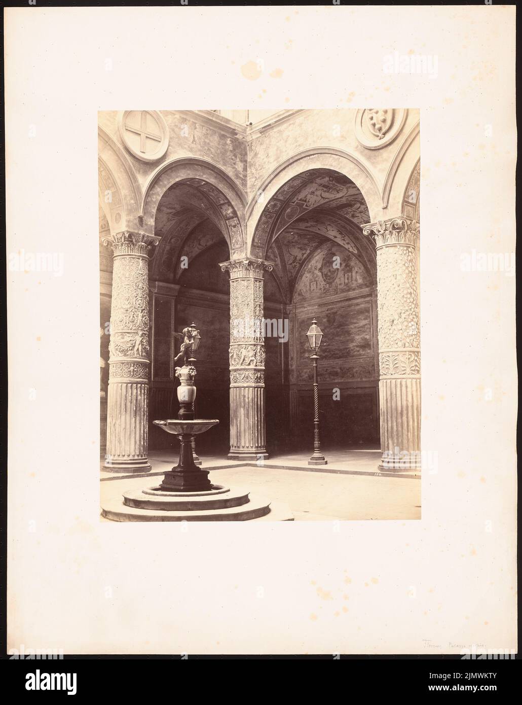 Fotografo sconosciuto, foto di viaggio da Italia, Francia e Germania (senza dat.): Vista. Foto su cartone, 64,9 x 51,4 cm (compresi i bordi di scansione) N. : Fotos von Reisen aus Italien, Frankreich und Deutschland: Palazzo Vecchio, Florenz Foto Stock