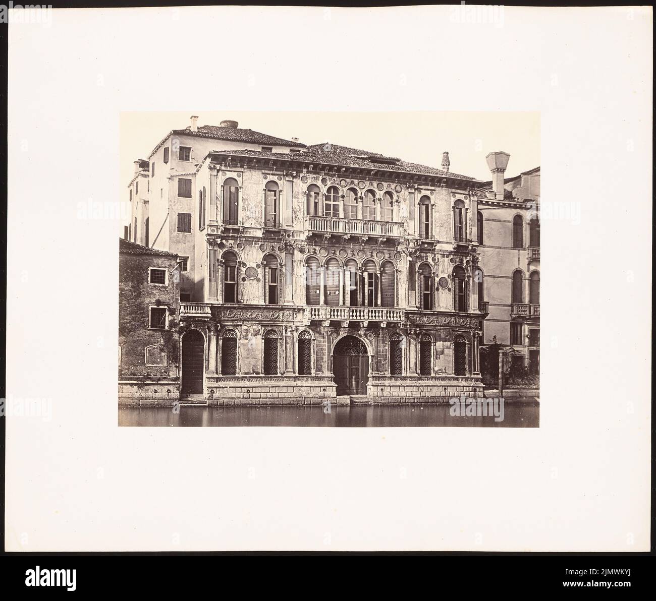 Fotografo sconosciuto, foto di viaggio da Italia, Francia e Germania (senza dat.): Vista. Foto su cartone, 45,9 x 54,2 cm (compresi i bordi di scansione) N. : Fotos von Reisen aus Italien, Frankreich und Deutschland: Palazzo Contarini dal Zaffo Polignac, Venedig Foto Stock