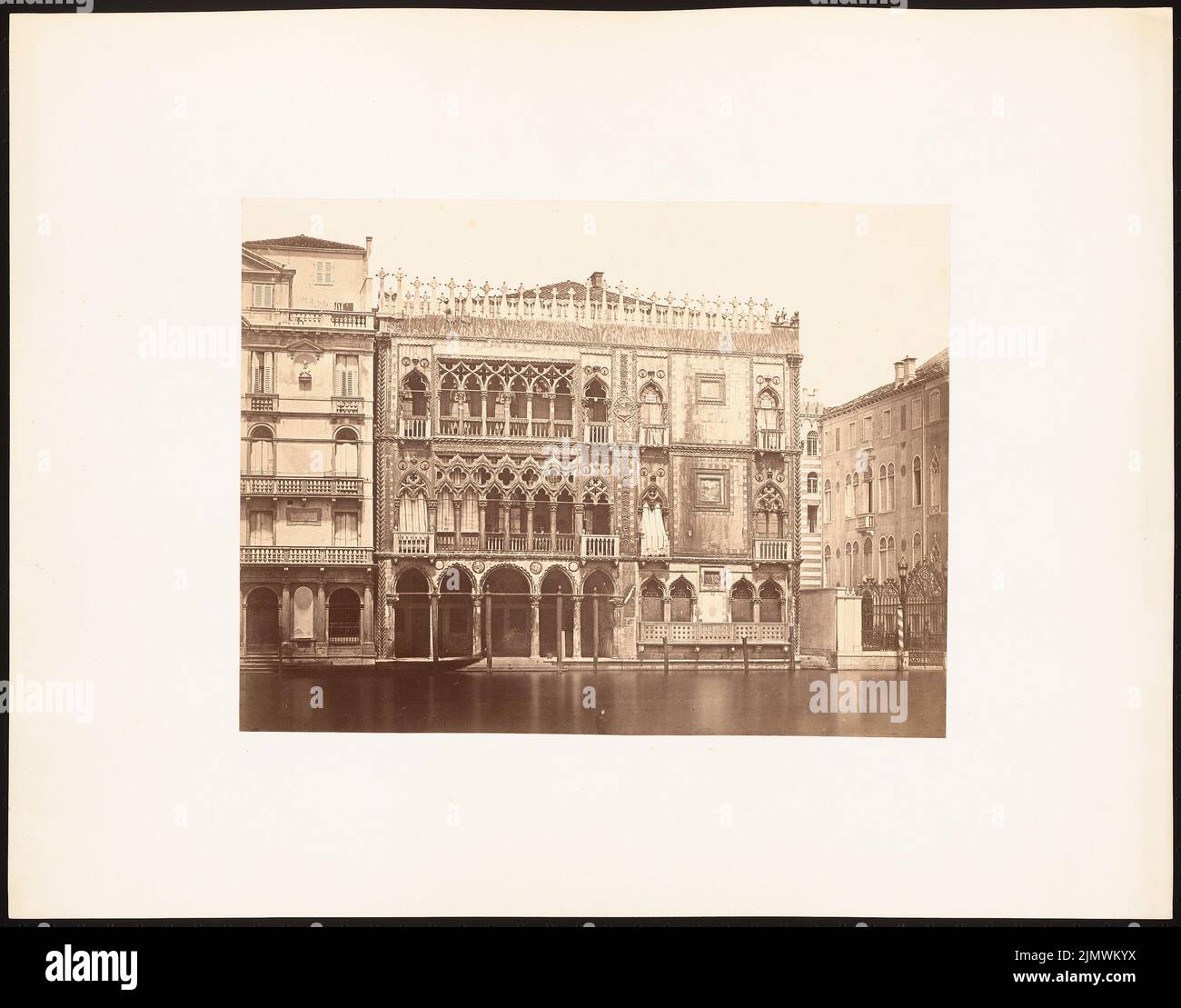 Fotografo sconosciuto, foto di viaggio da Italia, Francia e Germania (senza dat.): Vista. Foto su cartone, 44,2 x 56,4 cm (compresi i bordi di scansione) Bono Bartolomeo (est. 1464): Fotos von Reisen aus Italien, Frankreich und Deutschland: Palazzo Ca' d'Oro, Venedig Foto Stock