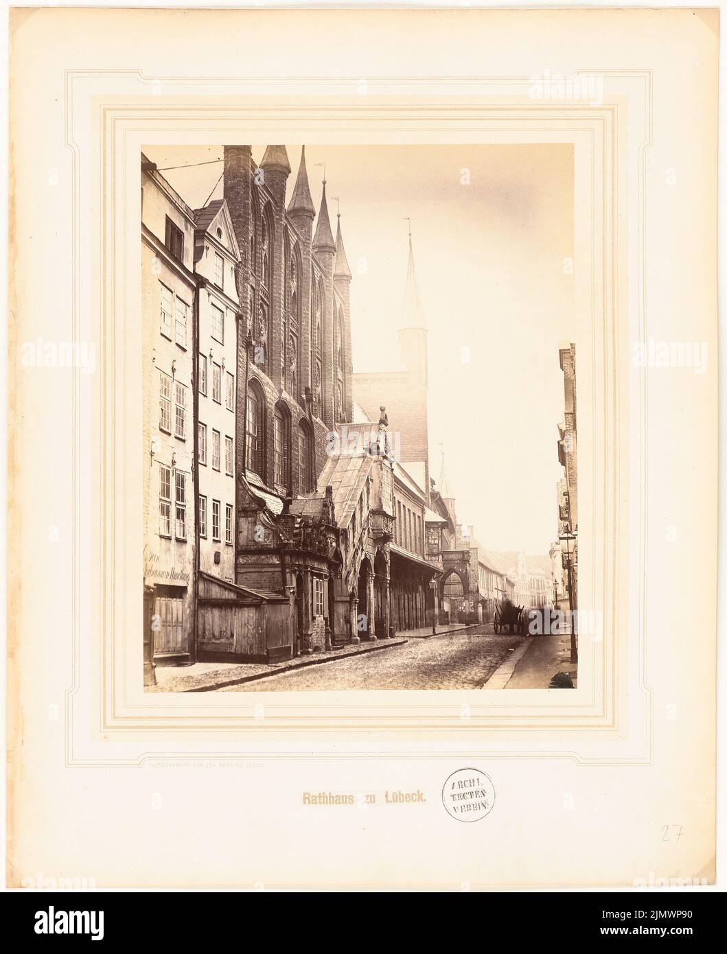 Nöhring Johannes (1834-1913), fotografie dei monumenti medievali della Germania (senza data): Vista. Foto su cartone, 55,3 x 45 cm (compresi i bordi di scansione) N. : Rathaus, Lübeck Foto Stock