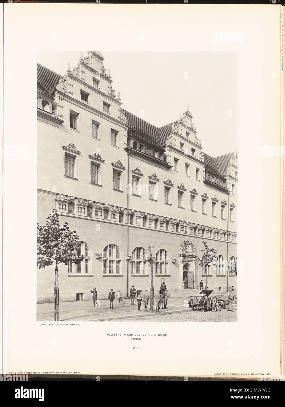 Hoffmann Ludwig (1852-1932), (non ancora registrato) (1903): Non ancora registrato (L.H., nuovi edifici della città di Berlino, Vol. II). Stampa su carta, 52,3 x 39,2 cm (compresi i bordi di scansione) Hoffmann Ludwig (1852-1932): Volksbad in der Oderberger Straße, Berlino. (Aus: Neubauten der Stadt Berlin, Bd II, 1903) Foto Stock