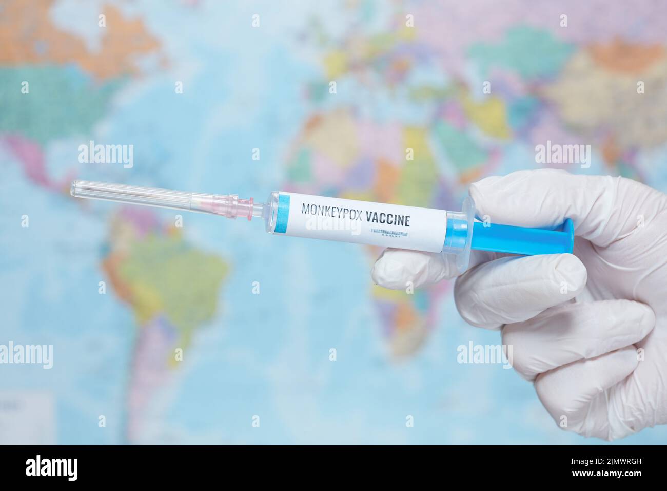 siringa di vaccino monkeypox nella parte anteriore della mappa. Foto Stock