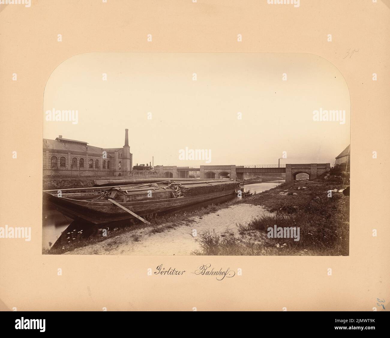 Orth August (1828-1901), stazione ferroviaria di Görlitz a Berlino (ca 1867): Vista sul ponte sul canale Landwehr. Foto su cartone, 40,9 x 51,2 cm (compresi i bordi di scansione) Agosto (1828-1901): Görlitzer Bahnhof, Berlino Foto Stock