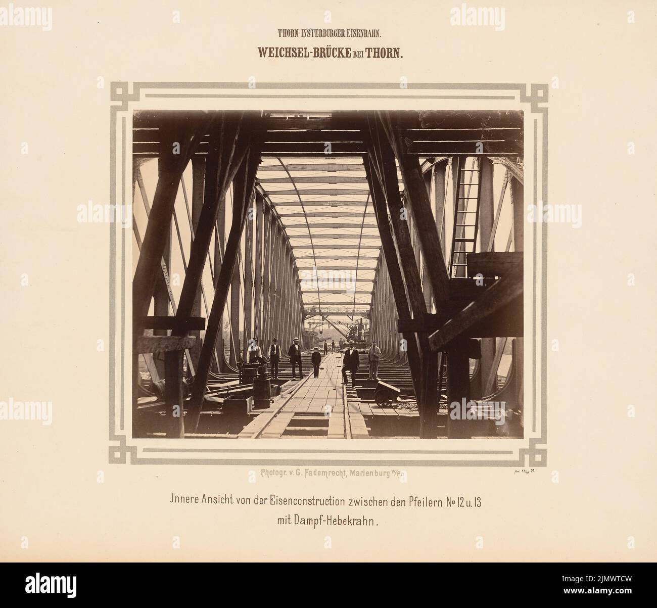 Architetto sconosciuto, Thorn-Insterburger Eisenbahn, Weichselbrücke vicino a Thorn (ca 1871): Vista. Foto su cartone, 39,3 x 45,9 cm (compresi i bordi di scansione) N. : Thorn-Insterburger Eisenbahn. Weichselbrücke, Thorn Foto Stock