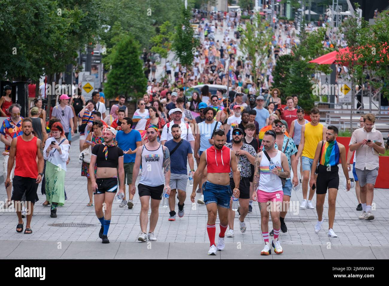 Montreal, Quebec, Canada. 7th ago 2022. La gente marcia giù le strade vicino alla zona del villaggio gay dopo la parata di Pride è stata cancellata a Montreal, Quebec in Canada, domenica, 7 agosto 2022. (Credit Image: © Ringo Chiu/ZUMA Press Wire) Foto Stock