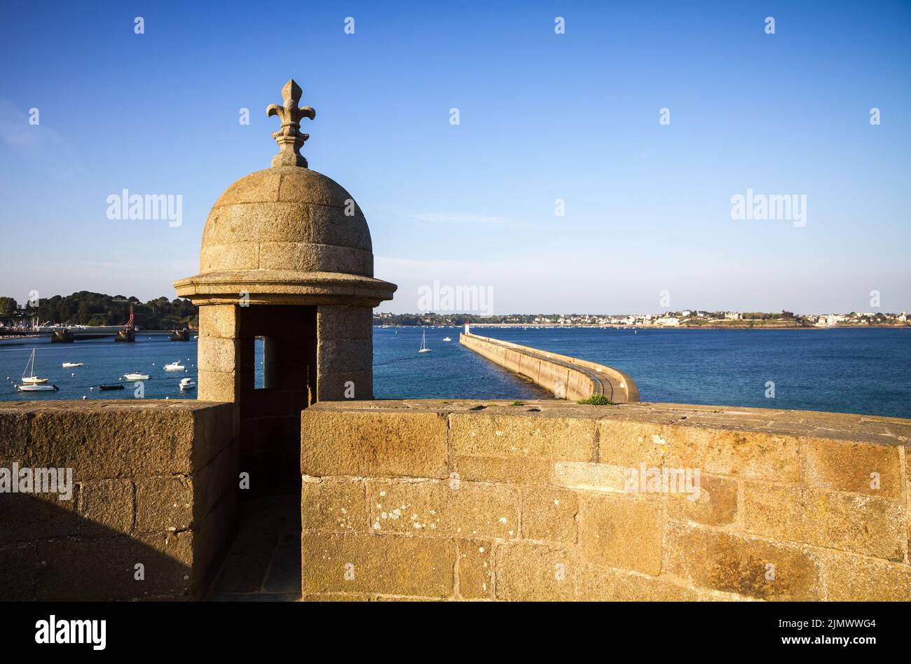 Faro di Saint-Malo e vista sul molo dalle fortificazioni della città, Bretagna, Francia Foto Stock