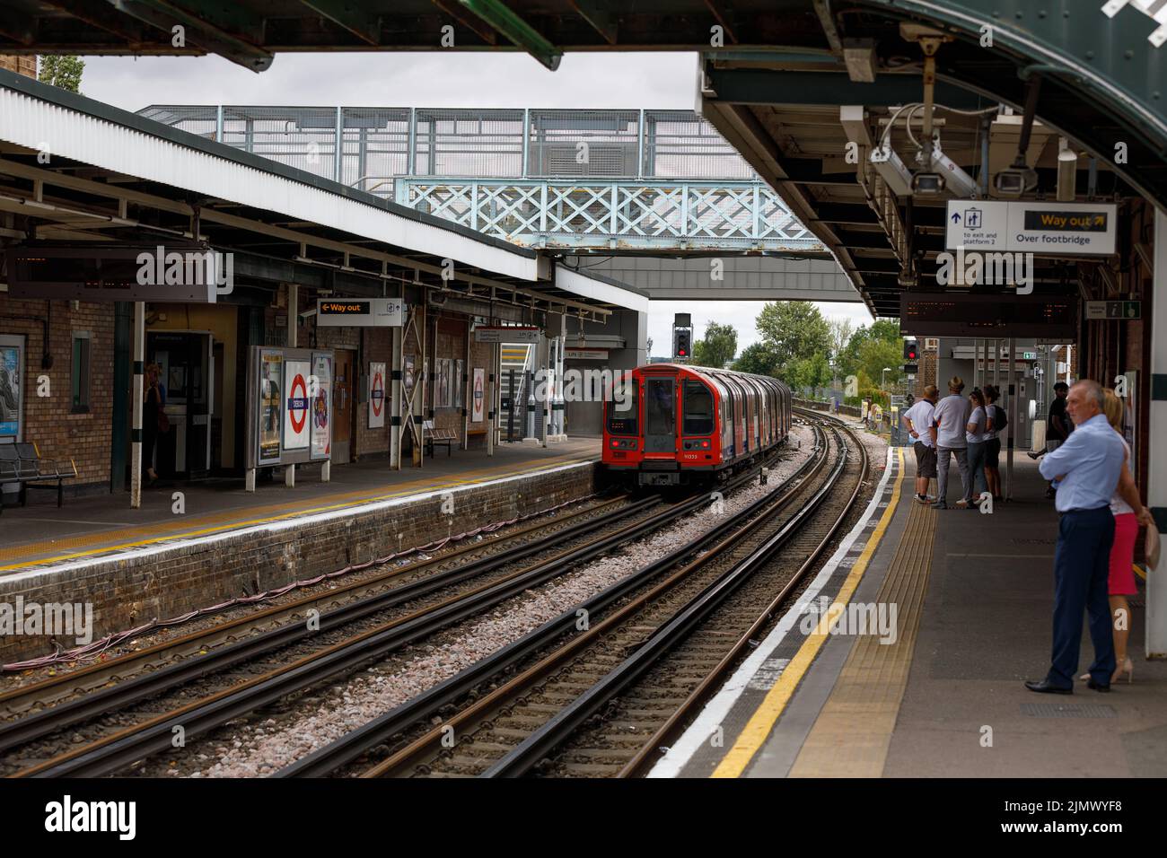Dalla stazione della metropolitana di Debden parte un treno. La stazione della metropolitana di Londra è molto trafficata a causa del servizio limitato, il giorno dopo lo sciopero di un operaio ferroviario Foto Stock