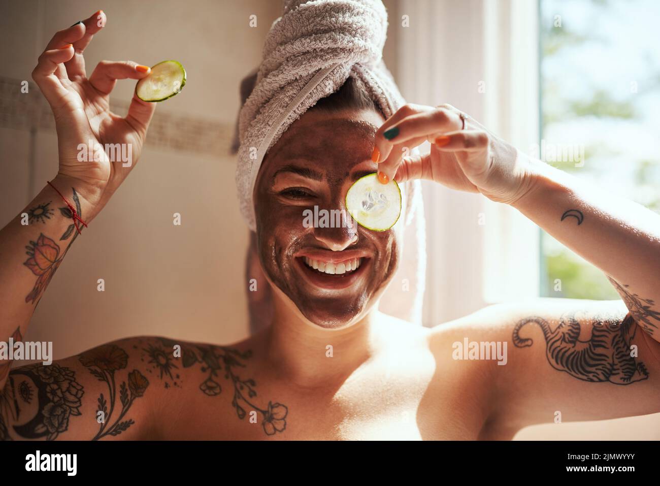 Il suo modo di ottenere il mio bagliore. Una giovane donna che si dona un viso a casa. Foto Stock