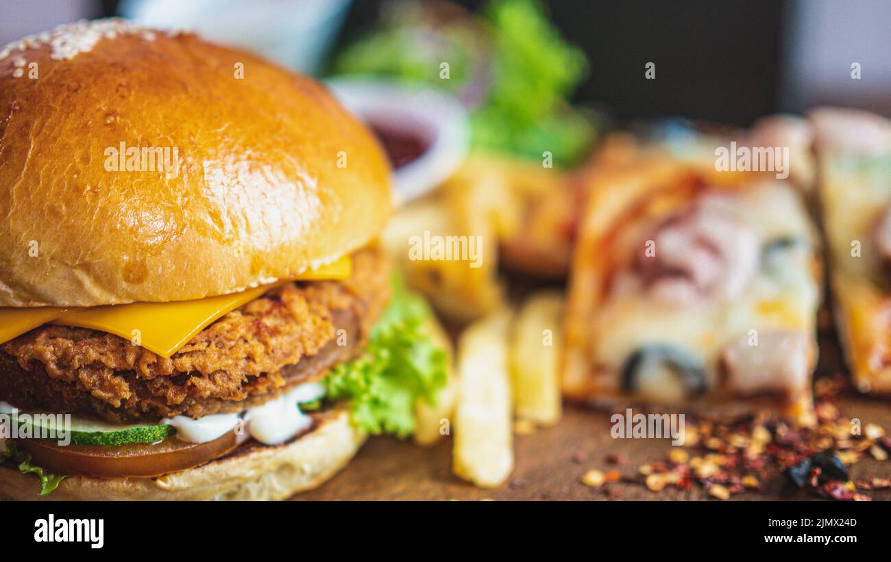 Vegan Burger con sfondo sfocato per essere riempito con il testo desiderato Foto Stock
