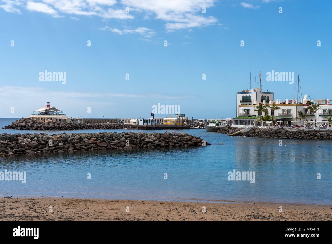 PUERTO DE MOGAN, GRAN CANARIA, ISOLE CANARIE - 7 MARZO : Vista dell'uscita del porto a Puerto de Mogan Gran Canaria il 7 marzo 2022. Foto Stock