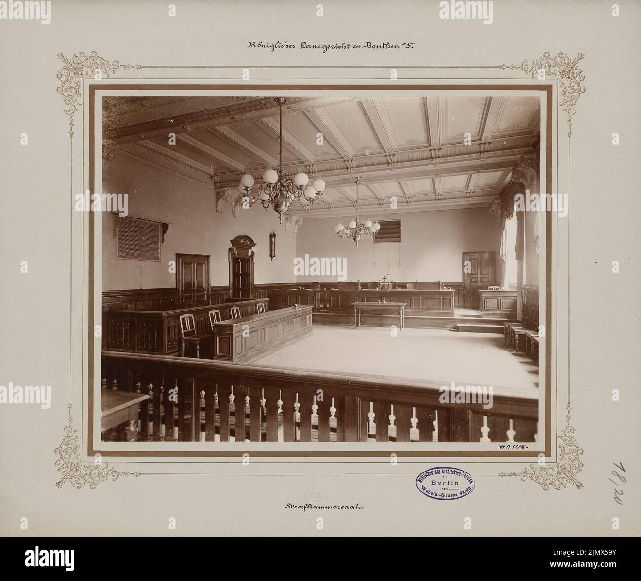 Aronson, tribunale di Beudhen. Struttura di prolunga (circa 1896): Vista interna. Foto su cartone, 35,6 x 42,5 cm (compresi i bordi di scansione) Aronson : Gericht, Beethen. Erweiterungsbau Foto Stock