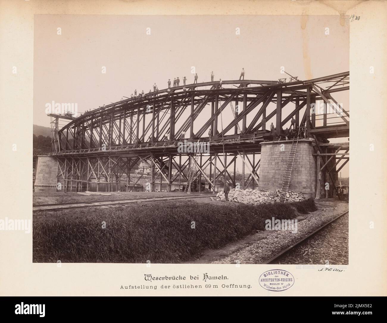 Architetto sconosciuto, Weserbrücke vicino Hameln (senza data): Vista. Foto su cartone, 28,4 x 37,1 cm (compresi i bordi di scansione) N. : Nebenbahn Hameln-Lage. Weserbrücke, Hameln Foto Stock