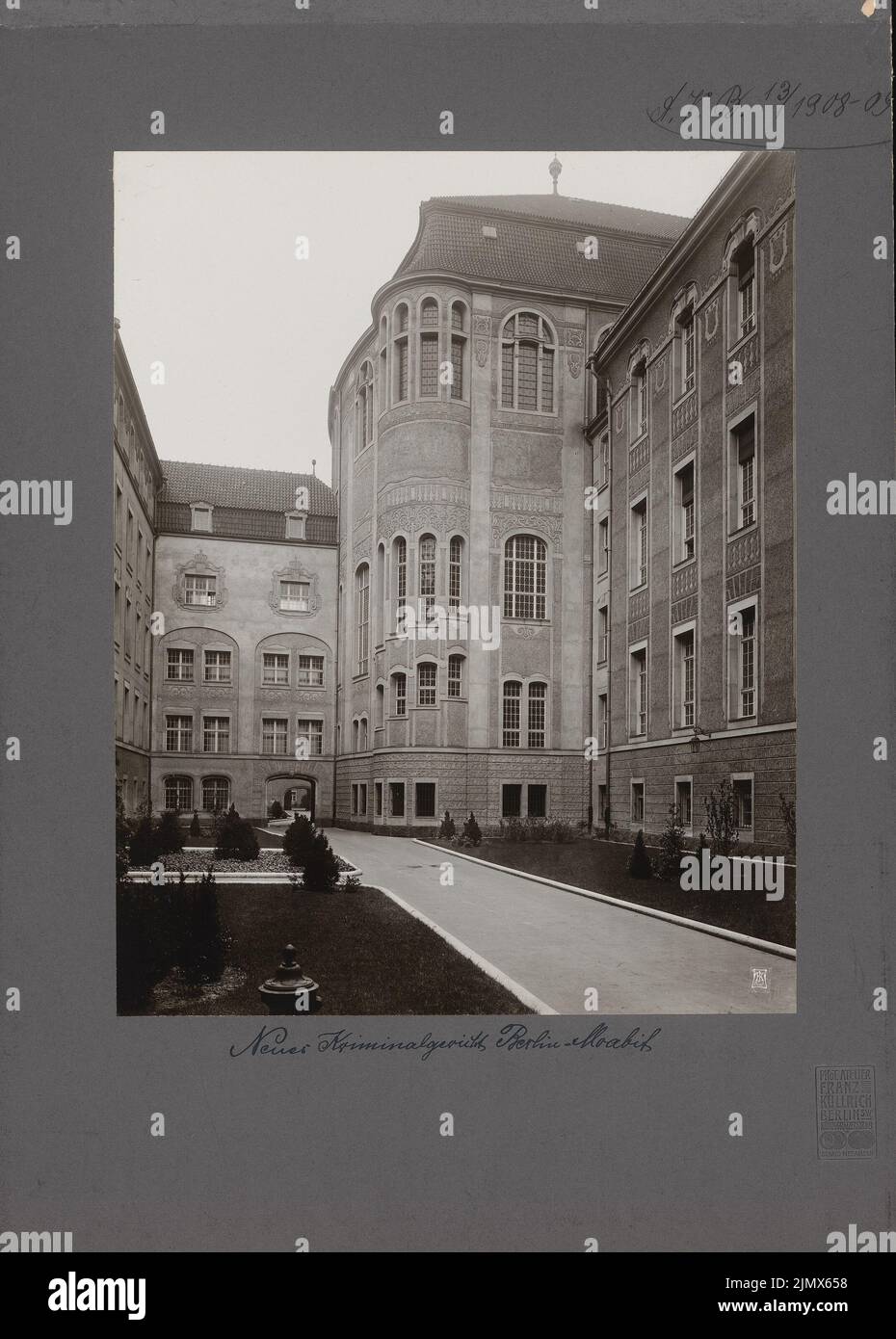 Mönnich Rudolf (1854-1922), tribunale penale e prigione dell'inchiesta, Berlin-Moabit. Ampliamento (1902-1906): Vista. Foto su cartone, 40,4 x 28,9 cm (compresi i bordi di scansione) Mönnich Rudolf (1854-1922): Kriminalgericht und Untersuchungsgefängnis, Berlin-Moabit. Erweiterungsbau Foto Stock