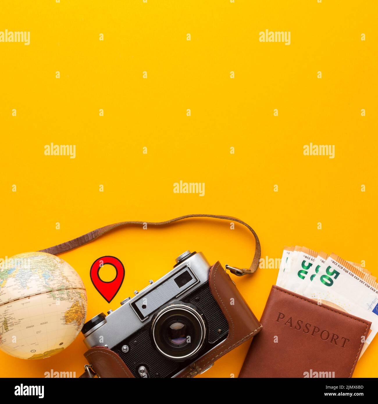 Sistemazione di oggetti turistici in piano Foto Stock