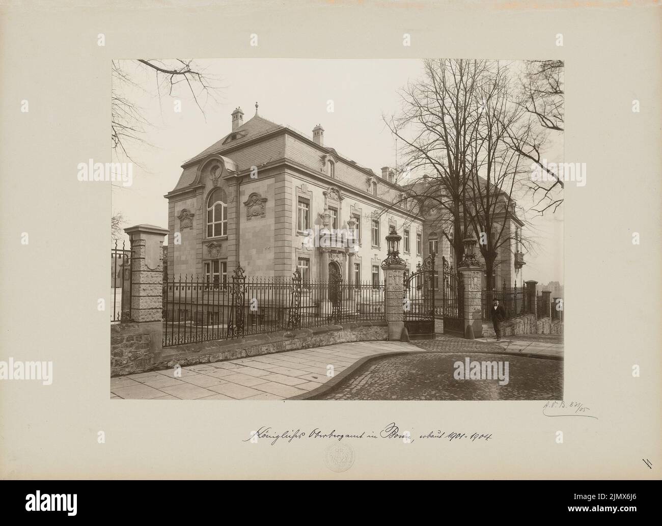 Architetto sconosciuto, Oberbergamt a Bonn (1901-1904): Vista. Foto su cartone, 42,2 x 58,1 cm (compresi i bordi di scansione) Rückwardt Hermann (1845-1919): Oberbergamt, Bonn Foto Stock