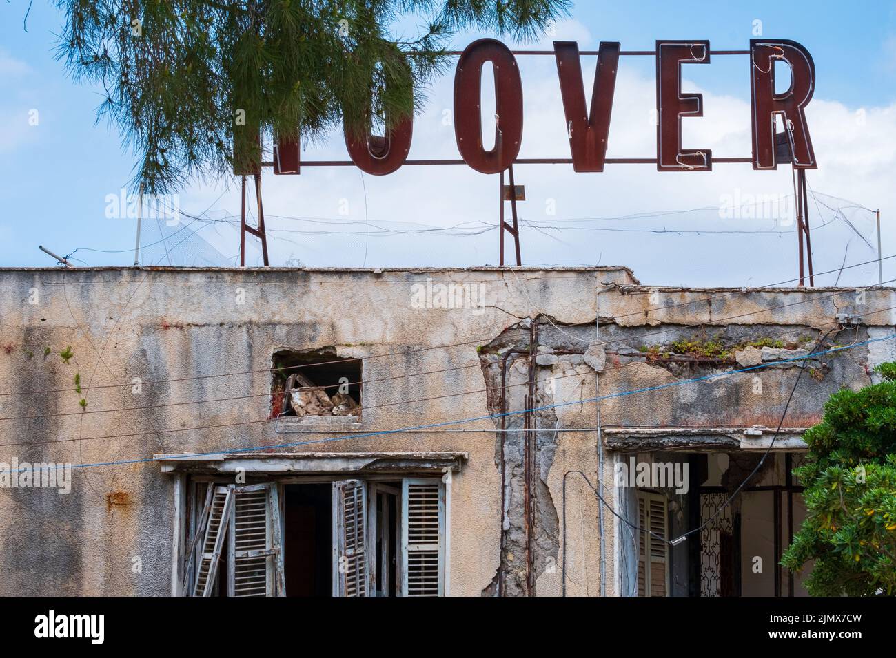 Vista sulla strada dell'edificio abbandonato dell'agenzia Hoover nella città fantasma di Varosha, Famagosta Foto Stock
