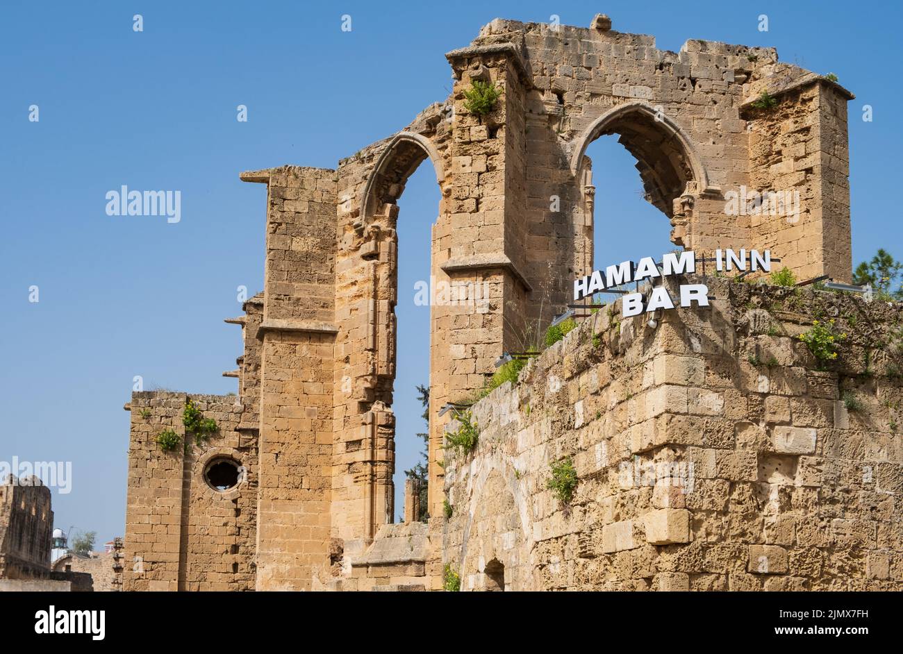 Hamam e le rovine della Chiesa di San Francesco sullo sfondo nella città vecchia di Famagosta a Cipro Foto Stock