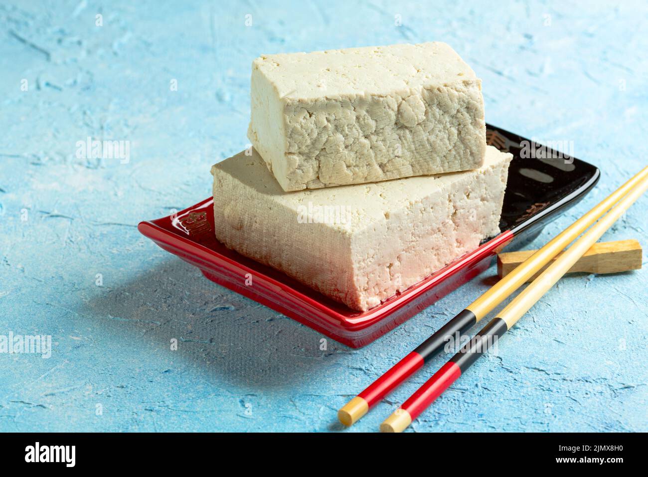 Cagliata di soia (tofu) in un piatto di ceramica. Foto Stock