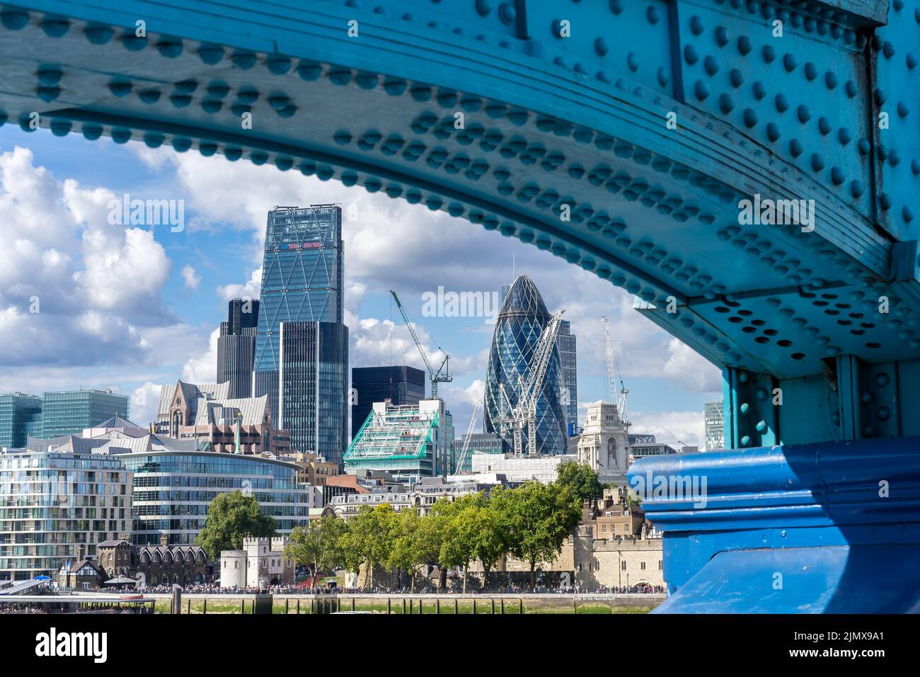 LONDRA, REGNO UNITO - AGOSTO 22. Vista dell'architettura moderna della città da sotto il Tower Bridge a Londra il 22 agosto 2014. Unide Foto Stock