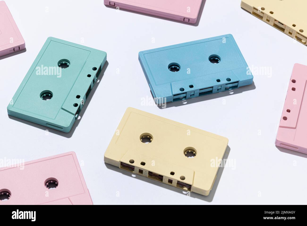 Composizione con cassette vintage Foto Stock