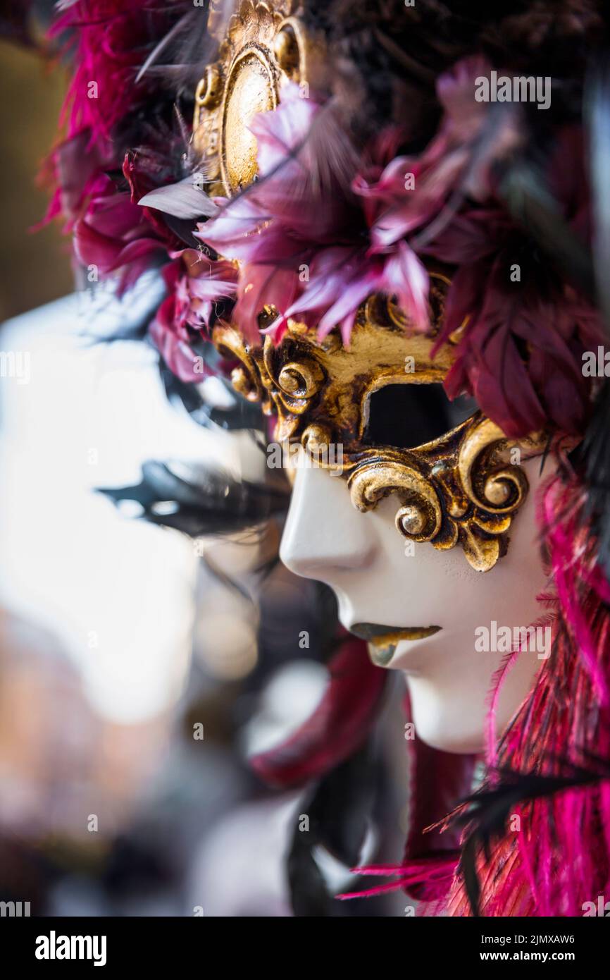 Elegante composizione con maschera di carnevale veneziana Foto Stock