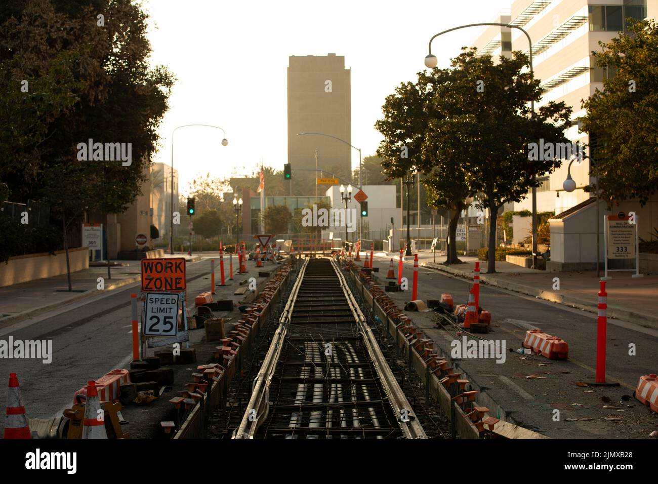 Santa Ana, California, Stati Uniti d'America - 6 novembre 2021: La costruzione dell'auto OC Orange County Street causa la chiusura della strada nel Civic Center. Foto Stock