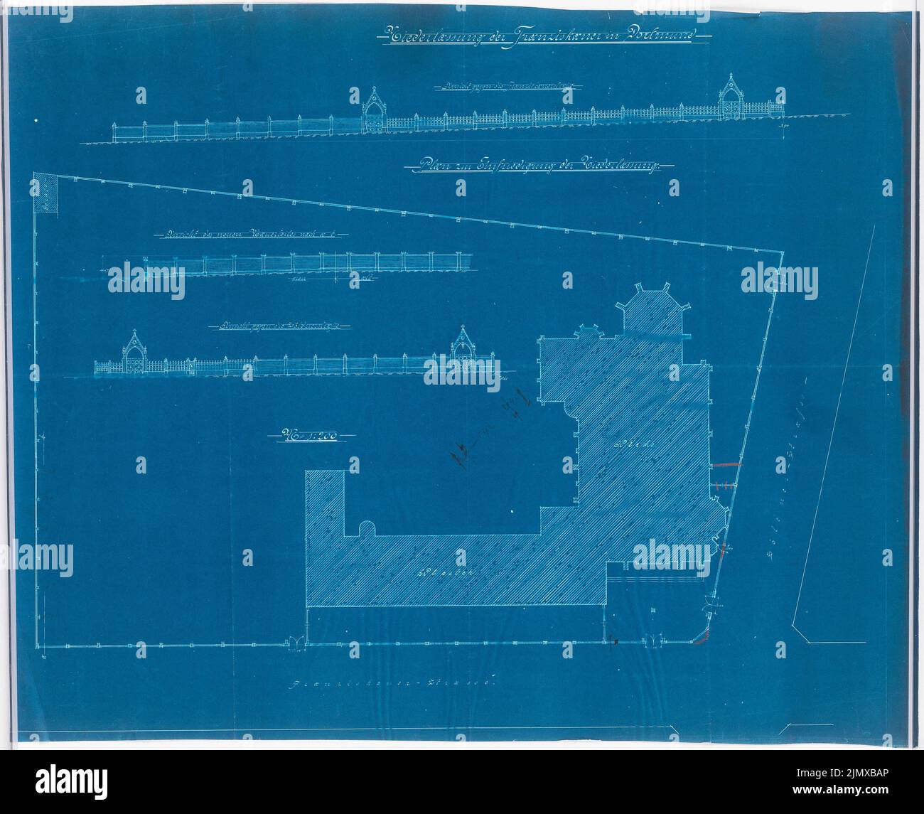 Klomp Johannes Franziskus (1865-1946), San Francesco (ed espansione del monastero francescano), Dortmund (1900-1903): Entrata in chiesa e monastero, viste e pianta 1: 200. Matita colorata su piano di carta, 68,2 x 84 cm (compresi i bordi di scansione) Klomp Johannes Franziskus (1865-1946): St. Franziskus (und Erweiterung Franziskanerkloster), Dortmund Foto Stock